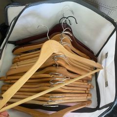 Wooden hangers (24)