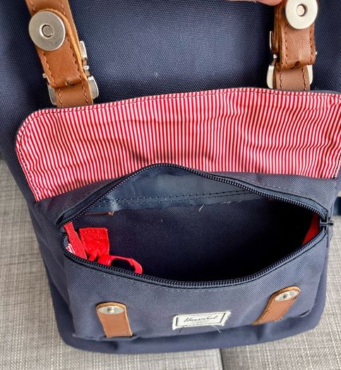 Herschel navy back pack - navy