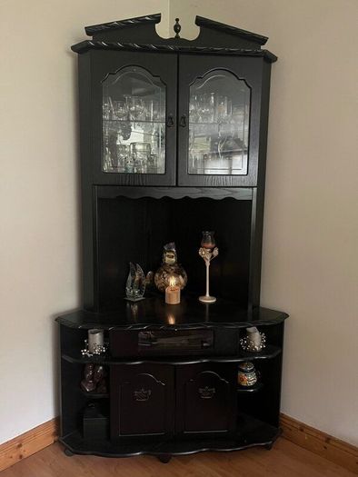 Black Corner Unit