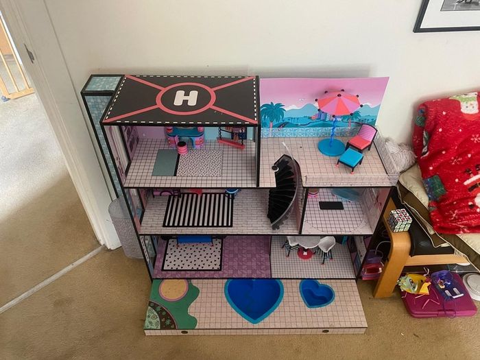 LOL Dolls house including Lol dolls and all furniture