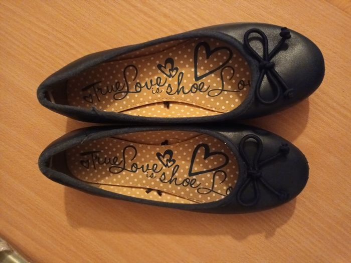 Girl's shoes, size 2