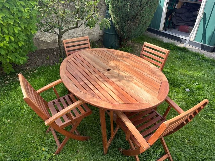 Garden table & chairs