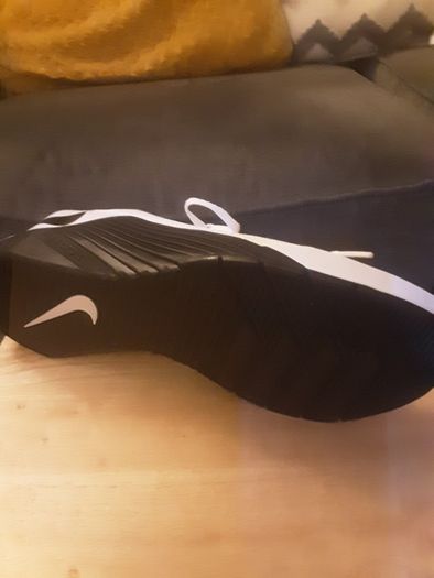 Trainer's ... ODDMENT  .... ONE Right Foot NIKE Metcon 5 White Black . . (Not a Joke) .. Size: 8.5 UK .. 43 EU .. Price Drop