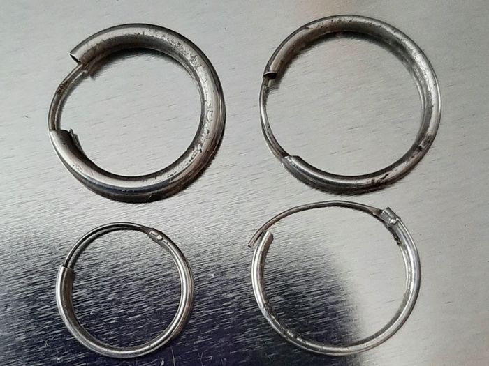 4vsilver earrings