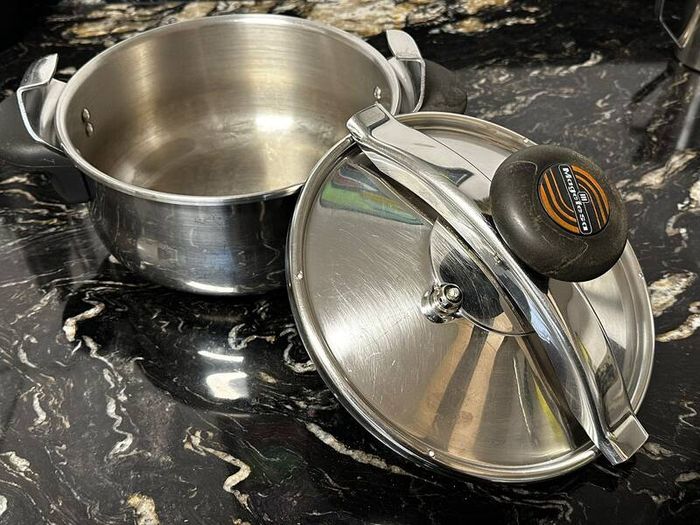 Stainless Steel Pressure Cooker (gas or vitro only)