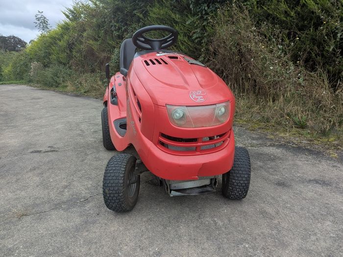 Ride on lawnmower