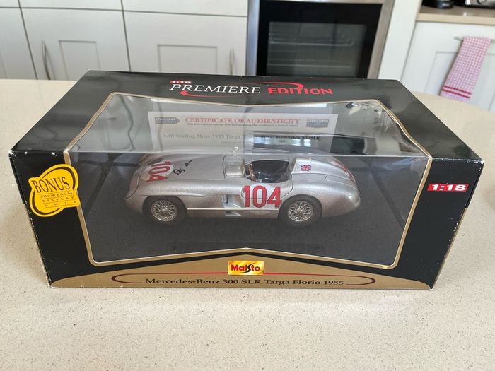 Mercedes 300 SLR Dirt Signed by Stirling Moss 1/18 Maisto