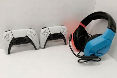 2 x Dual Sense Controller and Orzly Headset