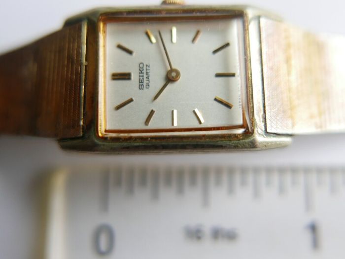 Vintage 1980s Seiko Tank Japan Quartz Ladies Watch (works well)
