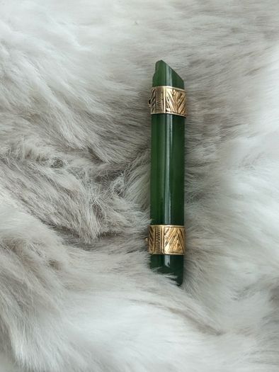 New Zealand Nephrite Jade and 9K Gold brooch