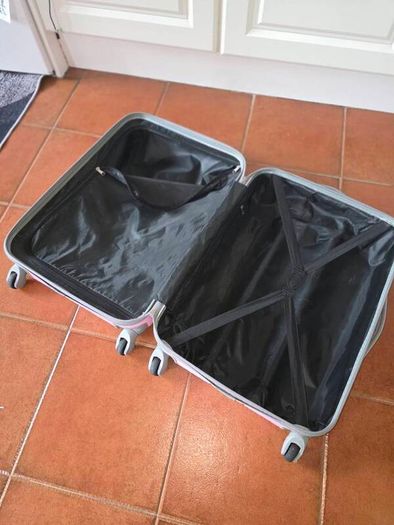 Medium suitcase