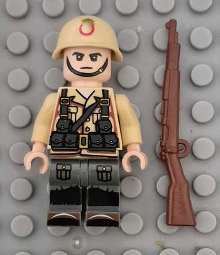 Lego compatible, military figures, Italian infantry. 15 figures plus rifles.