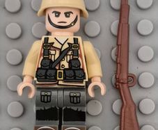 Lego compatible, military figures, Italian infantry. 15 figures plus rifles.