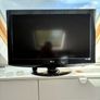 32' tv with remote Image 2