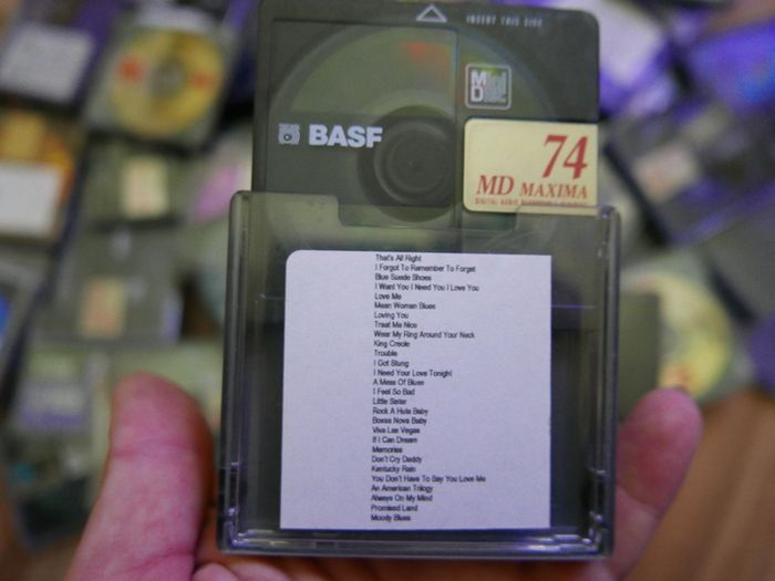 Large collection of assorted MiniDiscs (5 each)