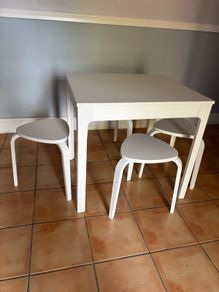 Extendable kitchen table and stools