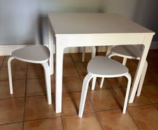 Extendable kitchen table and stools