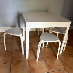 Extendable kitchen table and stools