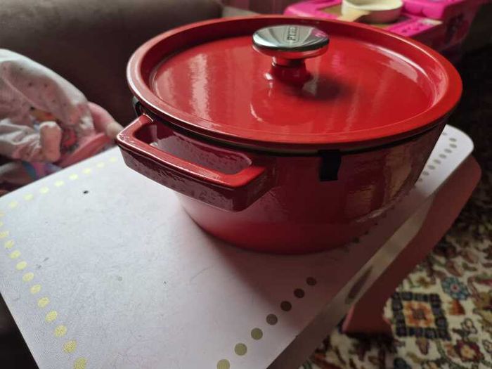Brand New Cast Iron Casserole Pot 24cm, Dutch Oven, Unused in Box