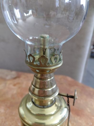 vintage petit French pigeon oil lamp
