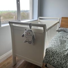 Beautiful Mamas Papas Cot Bed with Mattress in Excellent Condition