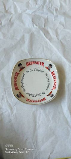 beefeater gin of England, advertising ashtray,,used good condition,,,buyer collects or pays postage thank you,,take as is ,,collectors item with smoking bans