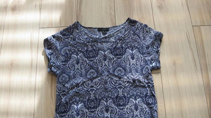 Ladies navy and white paisley style lightweight blouse size 8 /small