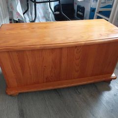 Pine blanket storage box