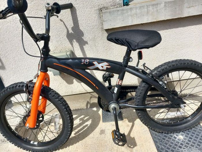 Kids bike size 18 inch wheels.