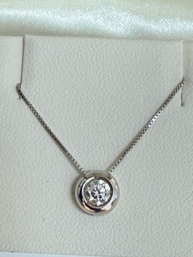 18 Carat White Gold Diamond Necklace. Never worn. Bought in Murphy Jewellers Kilkenny.