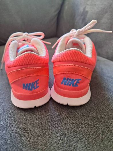 Ladies NIKE Trainers .. Size: 5 UK .. Like New ... Price Drop