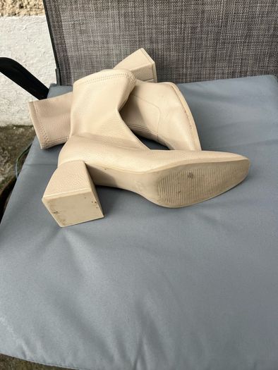 Ladies boots size 6 like new