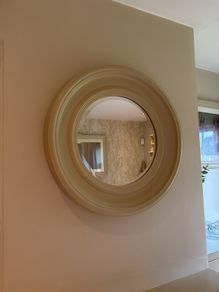 Round mirror in subtle beige.