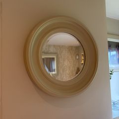 Round mirror in subtle beige.