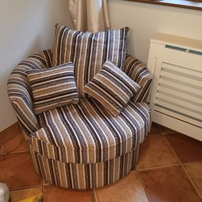 Swivel love chair