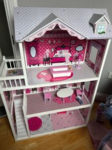 kids play dollhouse