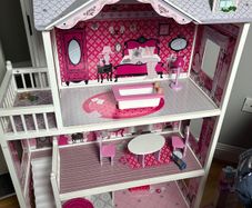 kids play dollhouse