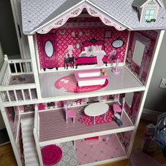 kids play dollhouse