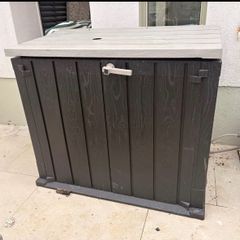 Outdoor storage unit