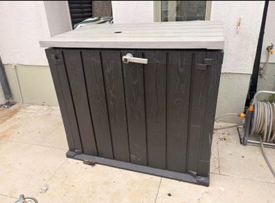 Outdoor storage unit