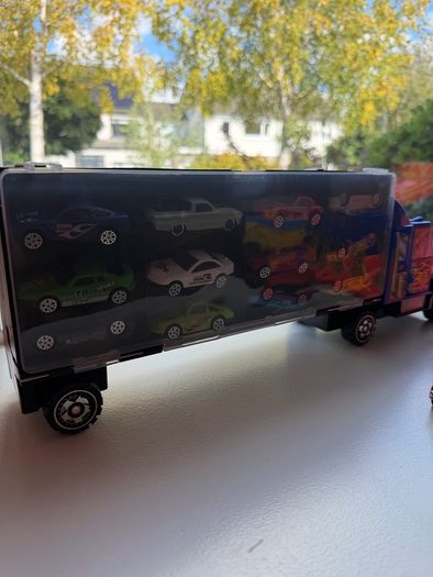 Hot Wheels Racetrack and Lorry with cars