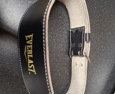 Everlast weightlifting belt