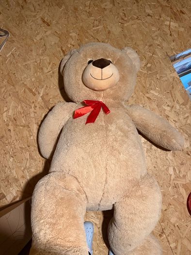 New Giant teddy bear E70 Smyths need gone 3 days old