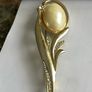 gold tone brooch Image 2