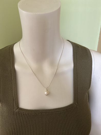 Pearl/ silver tone necklace and earrings jewelley set