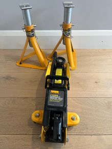 Halfords 2 Tonne Hydraulic Trolley Jack with Pair of 2 Tonne Axle Stands