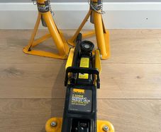 Halfords 2 Tonne Hydraulic Trolley Jack with Pair of 2 Tonne Axle Stands
