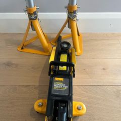 Halfords 2 Tonne Hydraulic Trolley Jack with Pair of 2 Tonne Axle Stands