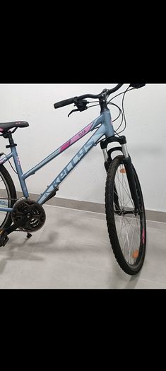 ladies bike Kelly's in mint condition.