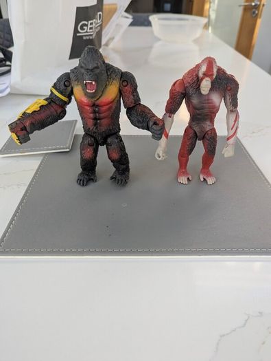 Godzilla X Kong New Empire King Kong glove vs Skar king set figure Playmates